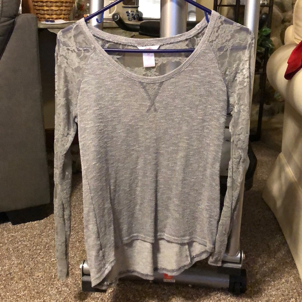 Grey shirt with lace sleeves and collar